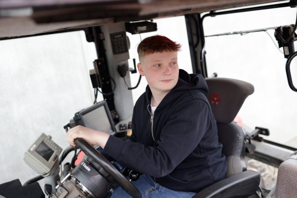 Ung landmand i en traktor til pløjestævne